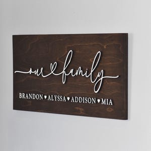 Letrero con nombre de familia, letrero de "Connected Heart Our Family", letrero de madera personalizado, letrero 3D, letrero familiar personalizado, regalo de Navidad, letrero con nombres de niños imagen 1
