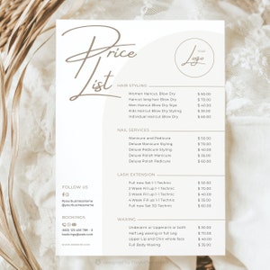 Op de afbeelding: Een beige prijslijst met een logo, met haarstyling, nagelservices, wimperverlengingen en waxen. De lijst bevat diensten zoals knippen, manicures, pedicures en volledige lichaams waxen.