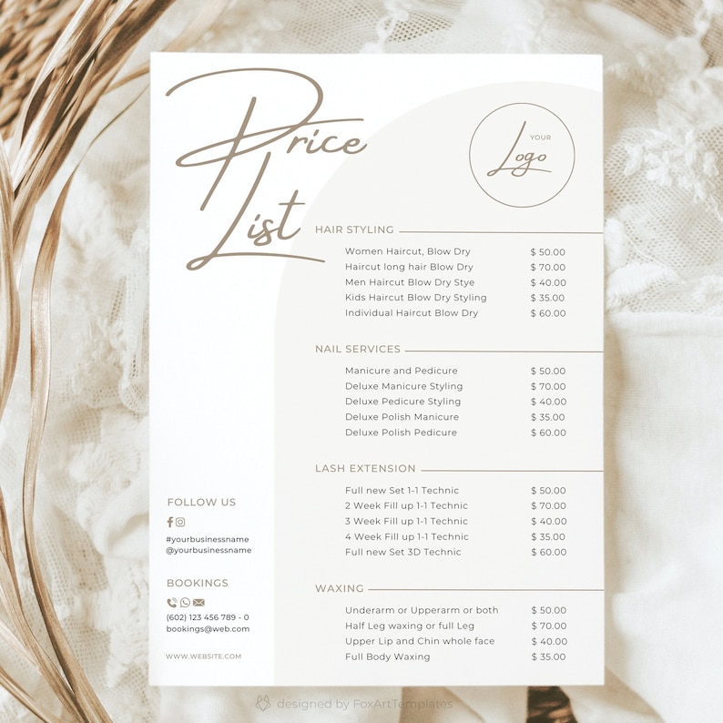 Op de afbeelding: Een beige prijslijst met een logo, met haarstyling, nagelservices, wimperverlengingen en waxen. De lijst bevat diensten zoals knippen, manicures, pedicures en volledige lichaams waxen.