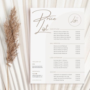Op de afbeelding: Een prijslijst voor haar-, nagel-, wimper- en waxdiensten. Het document bevat een logo, servicebeschrijvingen en prijzen. Het ontwerp is in beige en bruine tinten, met een minimalistische esthetiek. De lijst bevat diensten zoals knippen, manicures en wimperextensions.