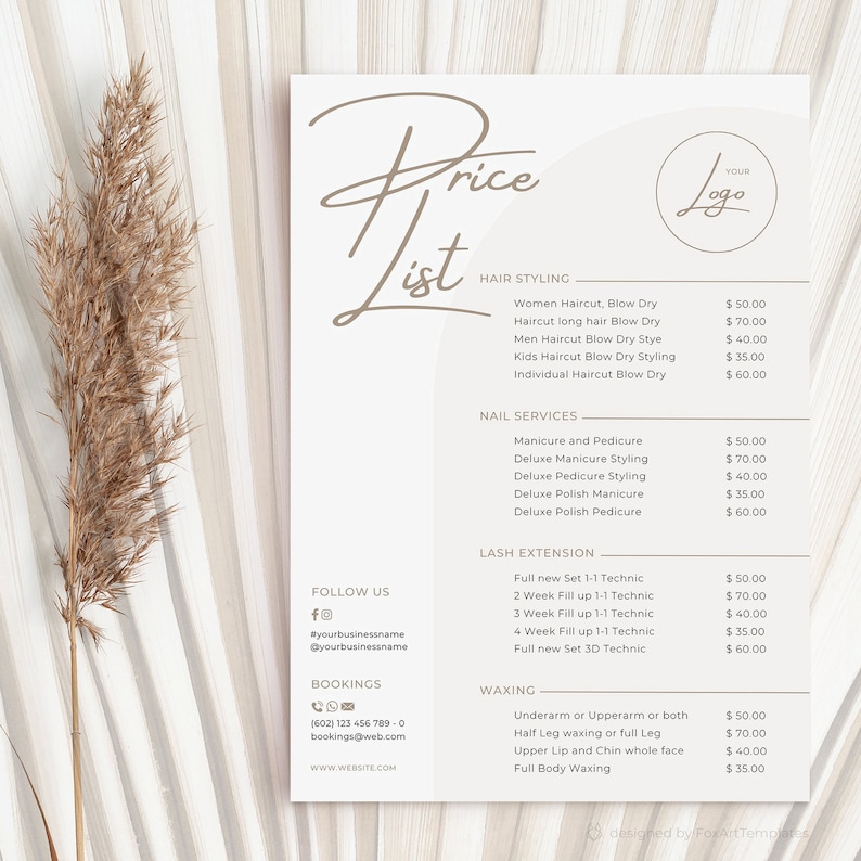 Op de afbeelding: Een prijslijst voor haar-, nagel-, wimper- en waxdiensten. Het document bevat een logo, servicebeschrijvingen en prijzen. Het ontwerp is in beige en bruine tinten, met een minimalistische esthetiek. De lijst bevat diensten zoals knippen, manicures en wimperextensions.