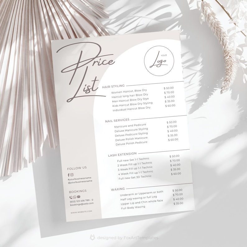 Op de afbeelding: Een witte prijslijst voor een kapsalon of spa met de titel "Price List" in cursief schrift. De lijst bevat diensten zoals haircuts, f&ouml;hnen, manicures, pedicures, wimperverlenging en waxen met prijzen in euro.