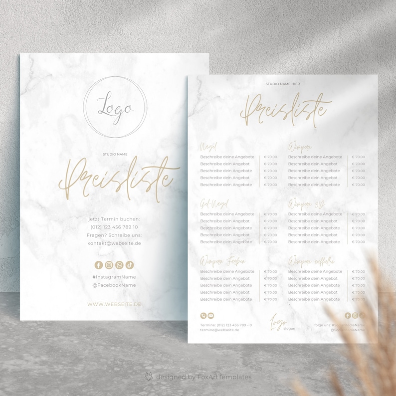 Op de afbeelding: Een sjabloon voor een prijslijst van twee pagina's met een marmeren achtergrond en gouden belettering. De linkerpagina heeft een logo, de naam van de studio en contactgegevens. De rechterpagina geeft diensten en prijzen weer.
