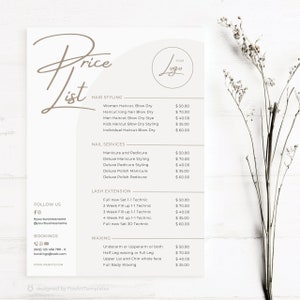 Op de afbeelding: Een beige en witte prijslijst sjabloon voor een schoonheidssalon. De prijslijst bevat diensten voor haarstyling, nagelservices, wimper extensions en waxen. De sjabloon bevat een logo placeholder en contact informatie.