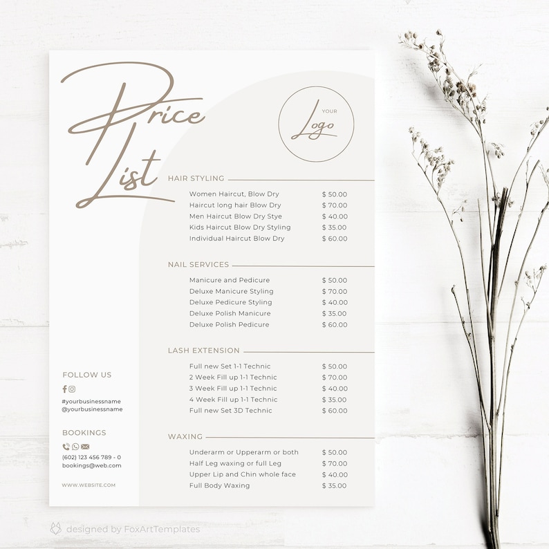 Op de afbeelding: Een beige en witte prijslijst sjabloon voor een schoonheidssalon. De prijslijst bevat diensten voor haarstyling, nagelservices, wimper extensions en waxen. De sjabloon bevat een logo placeholder en contact informatie.