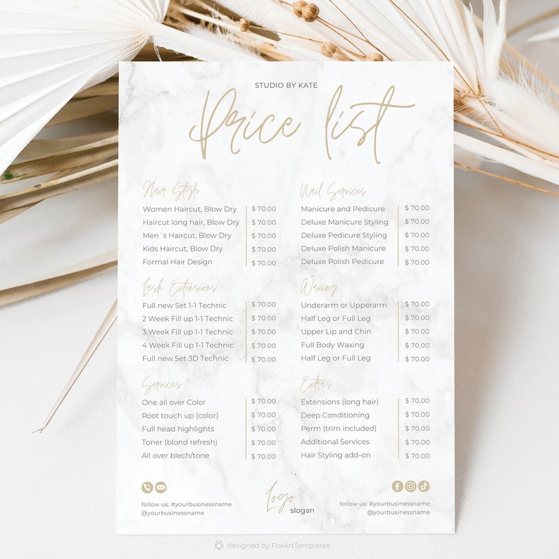 Op de afbeelding: Een prijslijst van Studio by Kate met diensten zoals haar knippen, manicures, wimper extensions, waxen en haarstyling. De tekst is goudkleurig op een marmeren achtergrond.