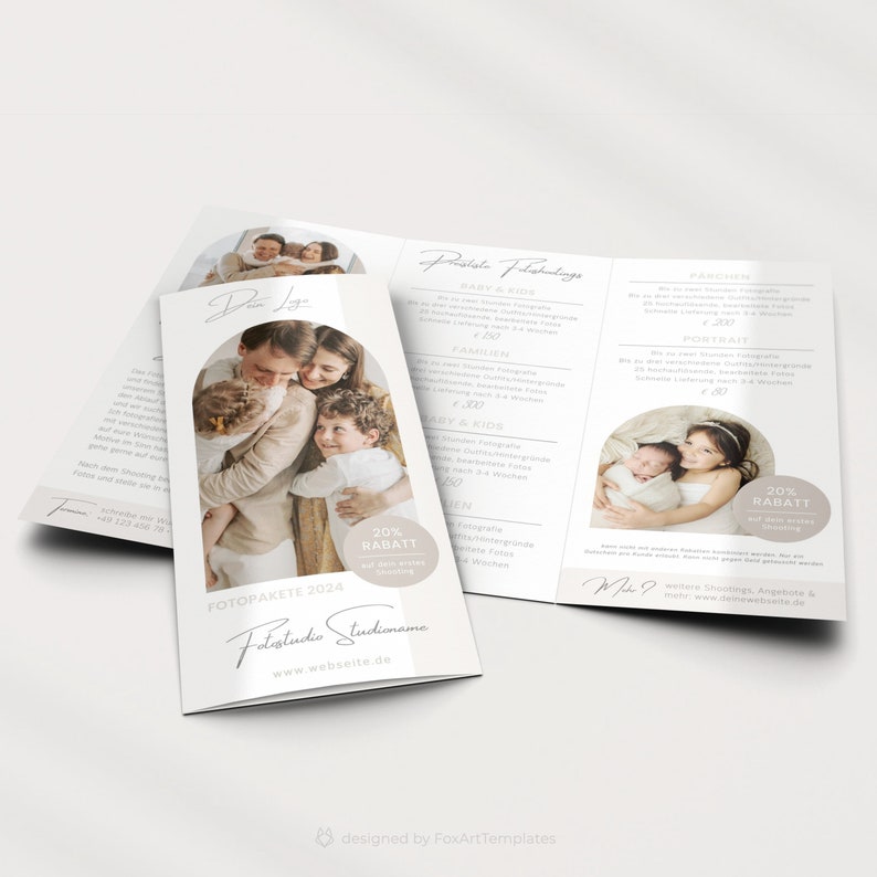 Puede incluir: Un folleto tr&iacute;ptico para un estudio de fotograf&iacute;a. La portada presenta una foto de una familia de tres, con los padres abrazando a su hijo. El folleto enumera diferentes paquetes de fotograf&iacute;a, incluyendo sesiones familiares, de beb&eacute;s y ni&ntilde;os, y retratos. El folleto tambi&eacute;n incluye una oferta de descuento del 20%.