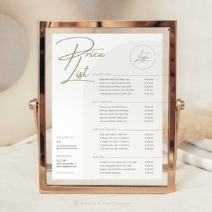 Op de afbeelding: Een prijslijst in een ros&eacute;gouden metalen frame. De prijslijst bevat diensten voor haarstyling, nagelservices, wimperextensions en waxen. De tekst is in een handschriftlettertype.