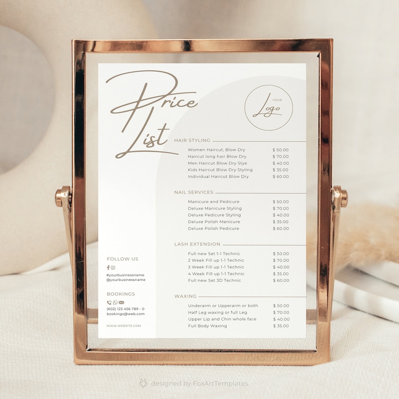 Op de afbeelding: Een prijslijst in een ros&eacute;gouden metalen frame. De prijslijst bevat diensten voor haarstyling, nagelservices, wimperextensions en waxen. De tekst is in een handschriftlettertype.
