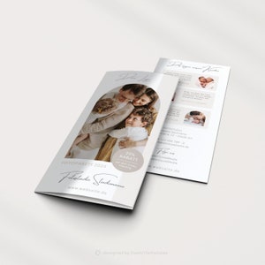 Puede incluir: Un folleto tr&iacute;ptico para un estudio de fotograf&iacute;a. La portada presenta una foto de una familia de cuatro, con los padres abrazando a sus dos hijos. El folleto incluye el nombre del estudio, su sitio web y una oferta de descuento del 20%. La contraportada incluye la informaci&oacute;n de contacto del estudio y los enlaces a las redes sociales.
