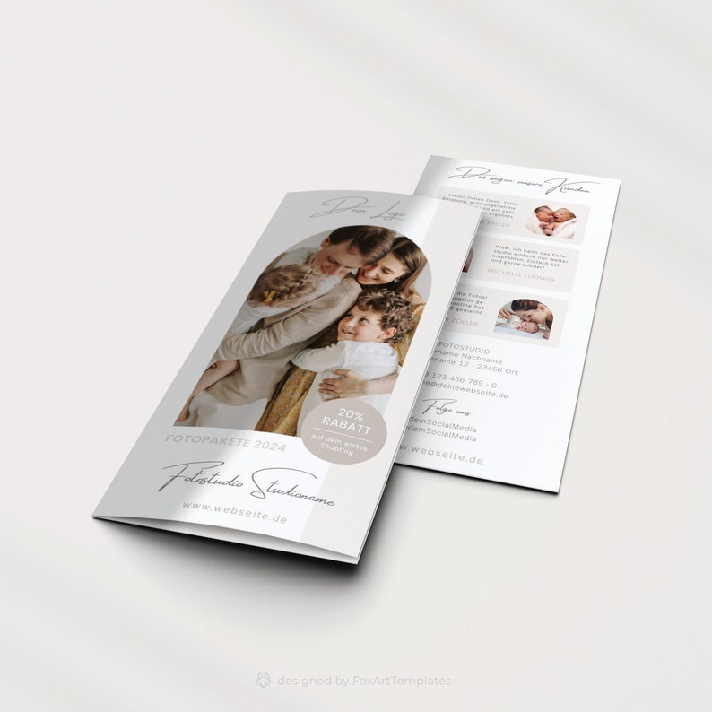 Puede incluir: Un folleto tr&iacute;ptico para un estudio de fotograf&iacute;a. La portada presenta una foto de una familia de cuatro, con los padres abrazando a sus dos hijos. El folleto incluye el nombre del estudio, su sitio web y una oferta de descuento del 20%. La contraportada incluye la informaci&oacute;n de contacto del estudio y los enlaces a las redes sociales.