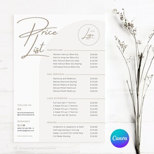 Op de afbeelding: Een beige prijslijst met een logo, met haarstyling, nagelservices, wimperverlengingen en waxen. De tekst bevat prijzen in euro's. Een takje gedroogde bloemen staat rechts.