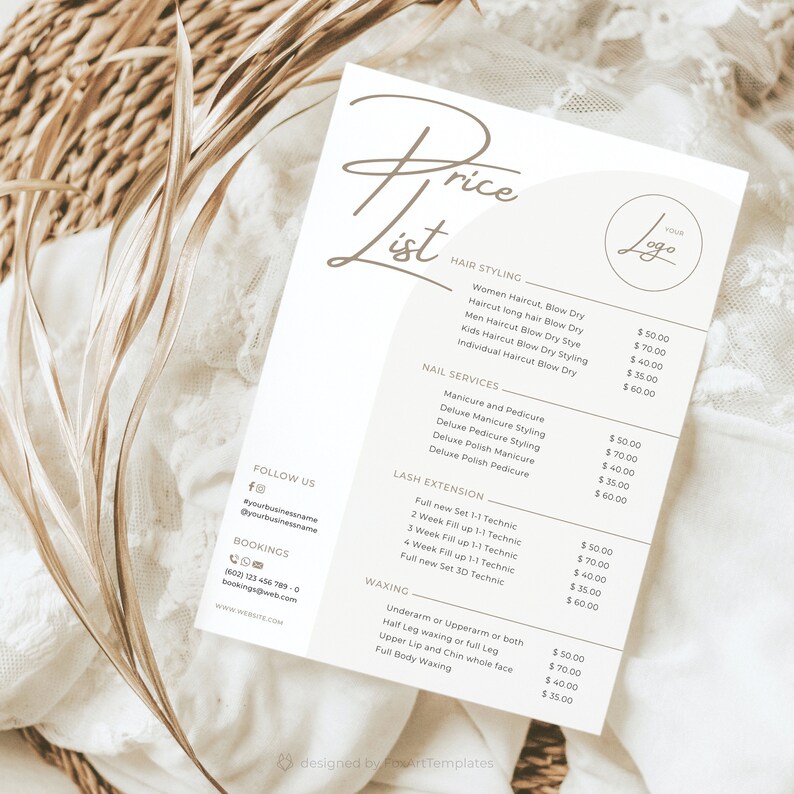 Op de afbeelding: Een prijslijst op wit papier met een beige rand. De titel "Price List" is in een cursief lettertype. Diensten omvatten haarstyling, nagelservices, wimperextensions en waxen. Het logo staat in de rechterbovenhoek.