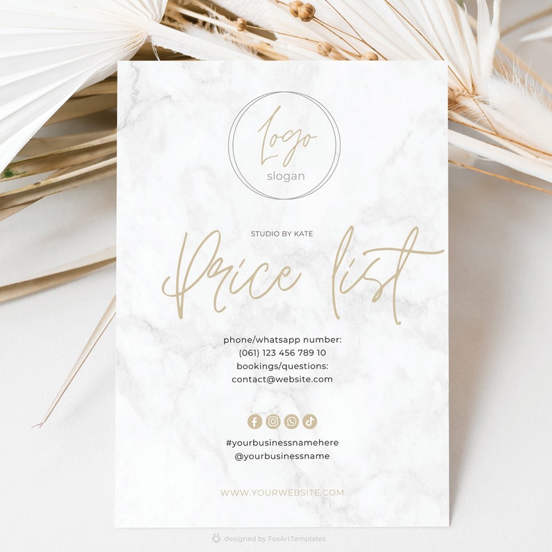 Op de afbeelding: Een prijslijst sjabloon met een marmeren achtergrond en gouden tekst. Het ontwerp bevat een logo, slogan en contactgegevens. Social media-pictogrammen en een websiteadres worden ook weergegeven.