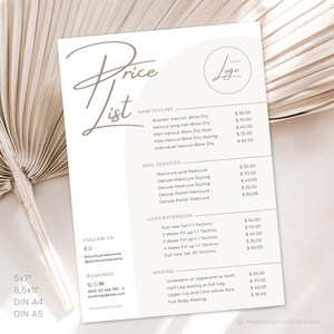 Op de afbeelding: Een beige prijslijst met ruimte voor een logo, met haarstyling, nagelservices, wimperverlengingen en waxen. Het document bevat prijzen voor elke service, met een minimalistisch ontwerp en een palmblad op de achtergrond.