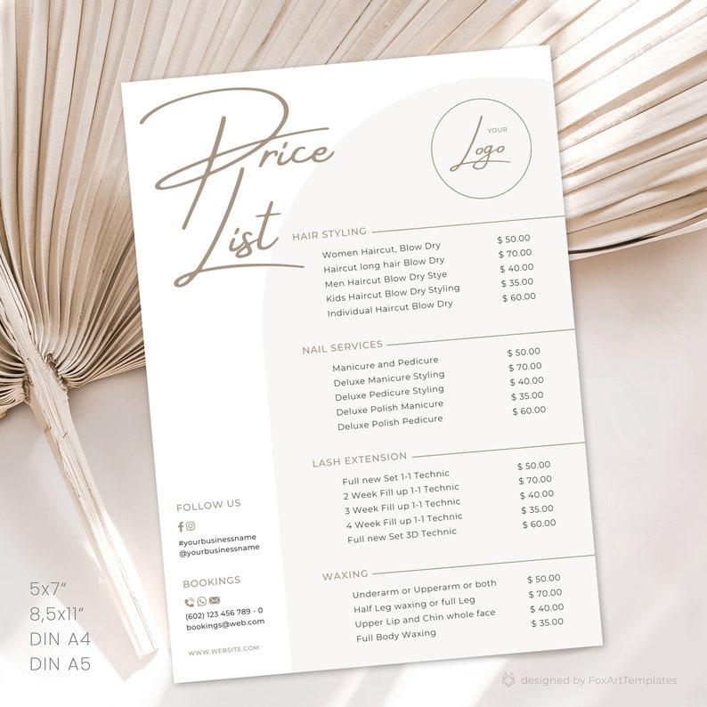 Op de afbeelding: Een beige prijslijst met ruimte voor een logo, met haarstyling, nagelservices, wimperverlengingen en waxen. Het document bevat prijzen voor elke service, met een minimalistisch ontwerp en een palmblad op de achtergrond.