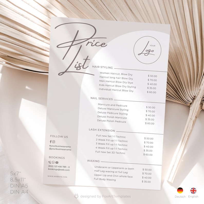 Op de afbeelding: Een beige en witte prijslijst voor een schoonheidssalon. De lijst bevat diensten zoals haarstyling, nagelbehandelingen, wimperextensions en waxen. De prijzen zijn in euro's vermeld. De social media-handvatten van de salon en de boekingsinformatie zijn ook inbegrepen.