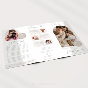 Puede incluir: Un folleto tr&iacute;ptico para un estudio de fotograf&iacute;a. La portada presenta una foto de un fot&oacute;grafo sosteniendo una c&aacute;mara. El folleto tiene un fondo beige con un borde marr&oacute;n claro. El texto en el folleto dice "Fotostudio Studimama" y "20% Rabatt".
