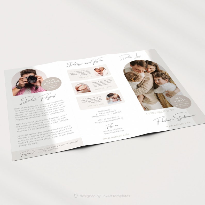 Puede incluir: Un folleto tr&iacute;ptico para un estudio de fotograf&iacute;a. La portada presenta una foto de un fot&oacute;grafo sosteniendo una c&aacute;mara. El folleto tiene un fondo beige con un borde marr&oacute;n claro. El texto en el folleto dice "Fotostudio Studimama" y "20% Rabatt".