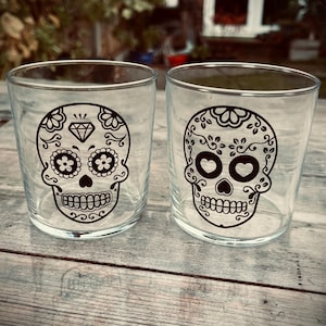 Vasos de vidrio con motivo de calavera estilo Día de Muertos mexicano (b) / Día de los Muertos / Calaveras de azúcar / Halloween