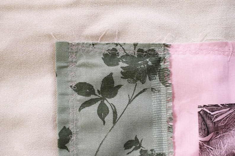 Pu&ograve; includere: Un primo piano di un patchwork di tessuti con una stampa floreale verde e un tessuto rosa con una stampa floreale. Il tessuto verde ha un bordo sfilacciato.