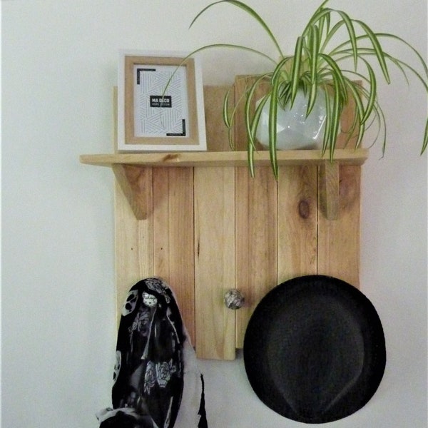 Etagère murale en bois de palette avec porte manteau fonctionnelle et décorative