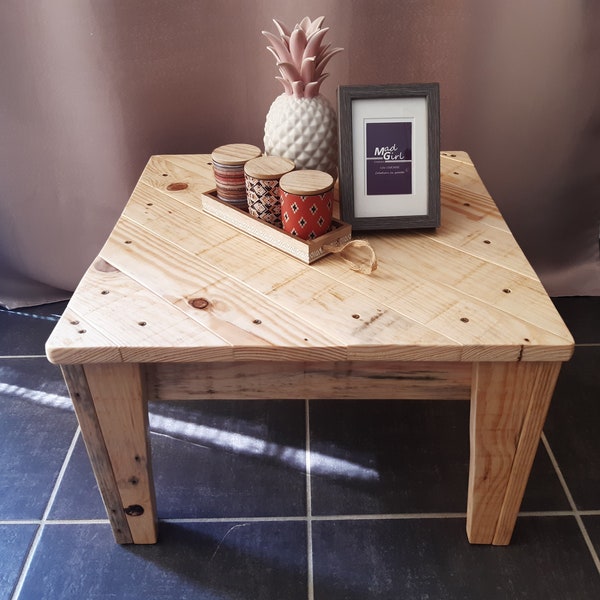 Petit meuble table basse en bois de palette, carrée, décoration naturelle épurée et chaleureuse