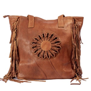 Boho Leder Tragetasche - Geprägtes Sonnendesign mit Fransen Detail
