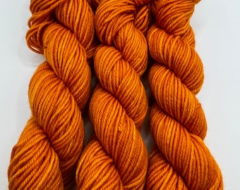 Peut inclure: Trois pelotes de fil orange.