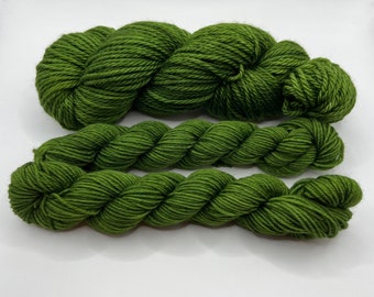 Peut inclure: Trois écheveaux de fil vert foncé, torsadés ensemble.