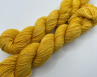 Peut inclure: Deux écheveaux de fil jaune, torsadés ensemble.