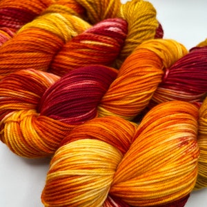 ワイルドファイア ミニ | スーパーウォッシュ メリノ ヤーン、ミディアムファイン、DK、ミニ インディ染めヤーン、手染めヤーン