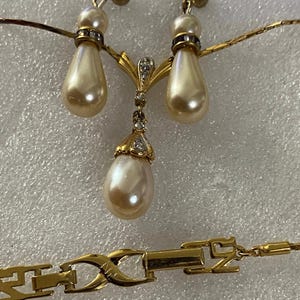 Vintage - NR signed Faux Pearl tear drop vermilled gold tone necklace and pierced earring set