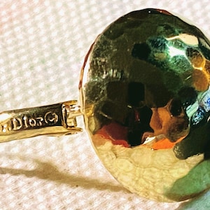 Vintage - Rari orecchini vintage Christian Dior Hammered Dome color oro con clip Omega.