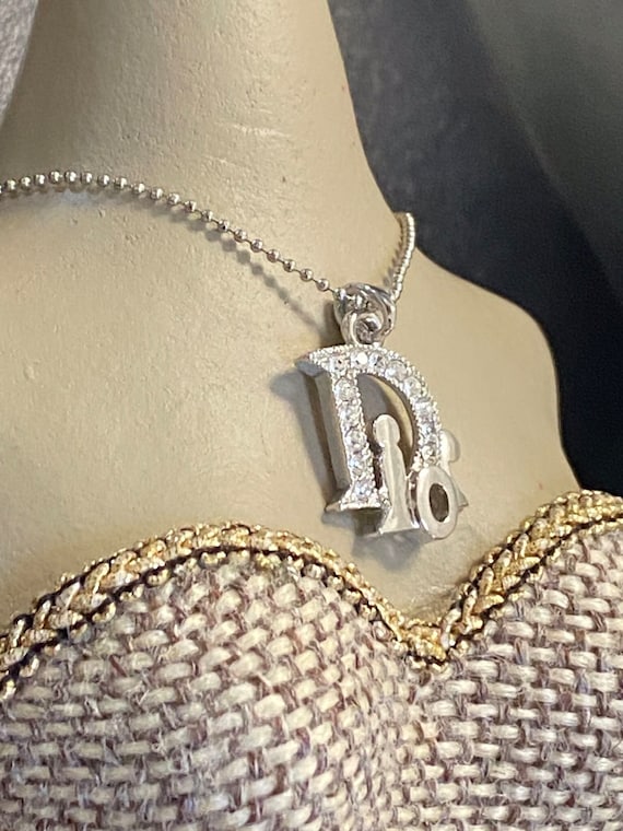 ヴィンテージ - 「Dior」と書かれたシルバーのネックレス - Etsy ヴィンテージ - 「Dior」と書かれたシルバーのネックレス - Etsy