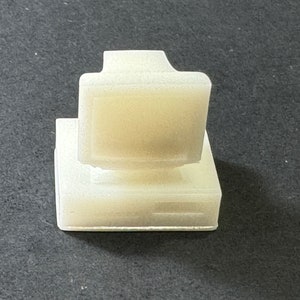 Op de afbeelding: Een wit plastic model van een vintage desktopcomputer met een monitor, toetsenbord en toren.