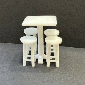 Pode incluir: Uma mesa branca em miniatura com um tampo quadrado e quatro bancos a condizer. Os bancos têm assentos redondos e um design simples de estrutura aberta. O conjunto é feito de um material sólido e opaco.