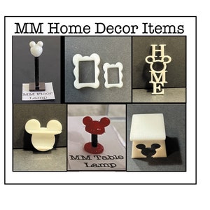 Könnte beinhalten: Ein Set aus sechs weißen und roten 3D-gedruckten Heimdekor-Artikeln mit Mickey-Mouse-Motiv. Das Set enthält eine Stehlampe, eine Tischlampe, ein Regal, zwei Bilderrahmen und ein "HOME"-Schild.