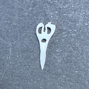 Może przedstawiać: Biały, stylizowany, abstrakcyjny obiekt o wyglądzie twarzy. Obiekt ma zaokrągloną górę z dwoma zakrzywionymi sekcjami i centralnym, owalnym otworem. Dół zwęża się do punktu. Na szarym tle.