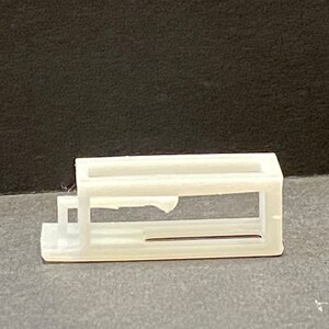 以下が含まれることがあります： 前面に透明な窓が付いた白いプラスチック製の長方形の箱。箱は空です。