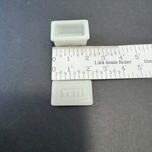 Kit de hielera estilo Yeti a escala 1:24 * Miniatura de casa de muñecas * Calibre G * Impreso en 3D * ShopMiniDecorandMore * Diorama * Tren modelo * Media escala imagen 3