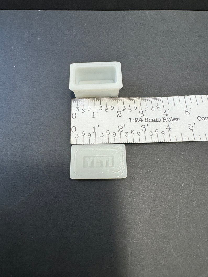 Kit de hielera estilo Yeti a escala 1:24 * Miniatura de casa de muñecas * Calibre G * Impreso en 3D * ShopMiniDecorandMore * Diorama * Tren modelo * Media escala imagen 3