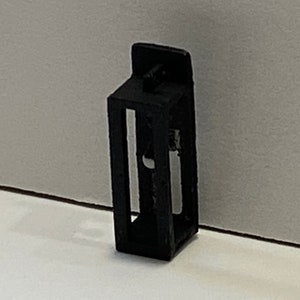 以下が含まれることがあります： 透明なガラス窓が付いた黒いプラスチック製のランタン。ランタンは、小さなろうそくやティーライトを入れるように設計されています。