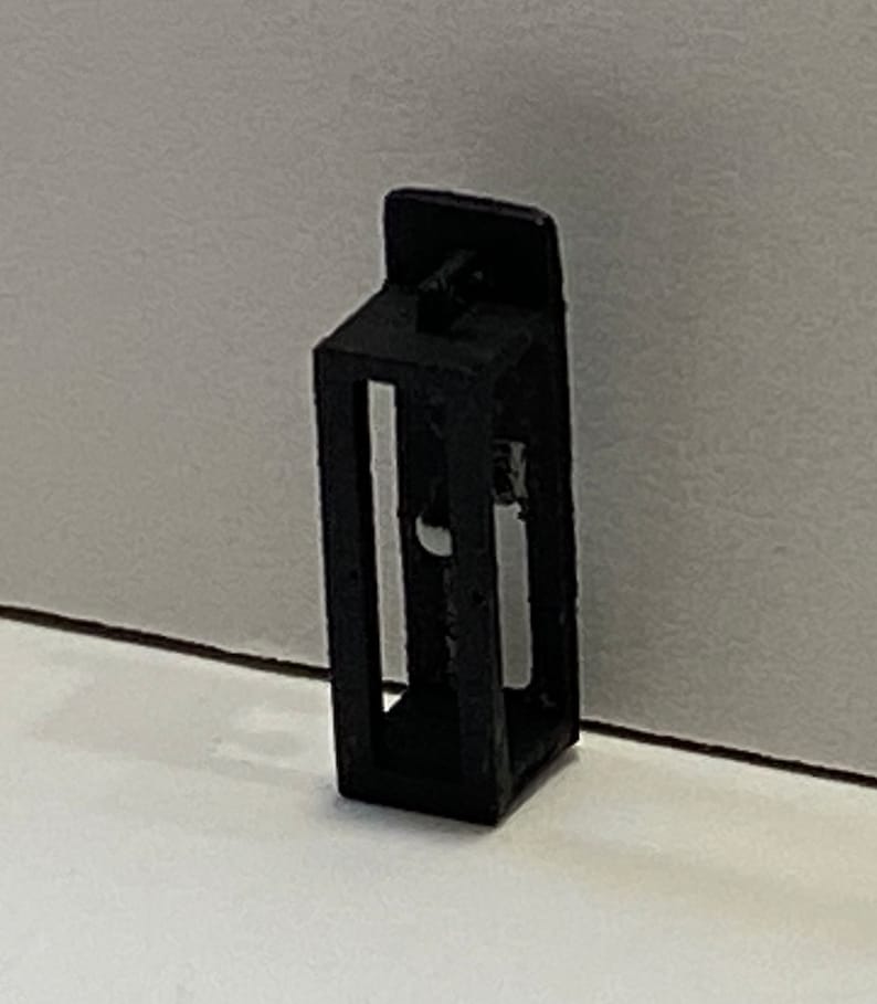 以下が含まれることがあります： 透明なガラス窓が付いた黒いプラスチック製のランタン。ランタンは、小さなろうそくやティーライトを入れるように設計されています。