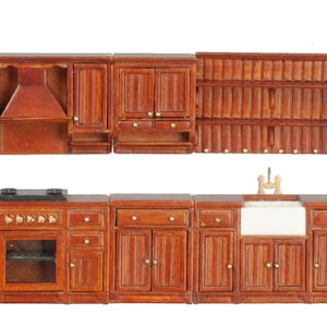 Peut inclure: Ensemble de cuisine miniature en bois avec une cuisinière, des armoires et un évier. L'ensemble est en bois brun foncé et présente des ferrures détaillées et une hotte aspirante. L'ensemble de cuisine est conçu pour une maison de poupée ou un projet miniature.