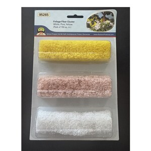 Può includere: Una confezione di grappoli di fibra vegetale bianchi, rosa e gialli. La confezione include tre contenitori rettangolari di fibra, con il testo "Foliage-Fiber Cluster" e "Pack di 968 cm²" stampato sull'etichetta.