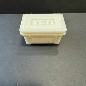 Kit de hielera estilo Yeti a escala 1:24 * Miniatura de casa de muñecas * Calibre G * Impreso en 3D * ShopMiniDecorandMore * Diorama * Tren modelo * Media escala imagen 1