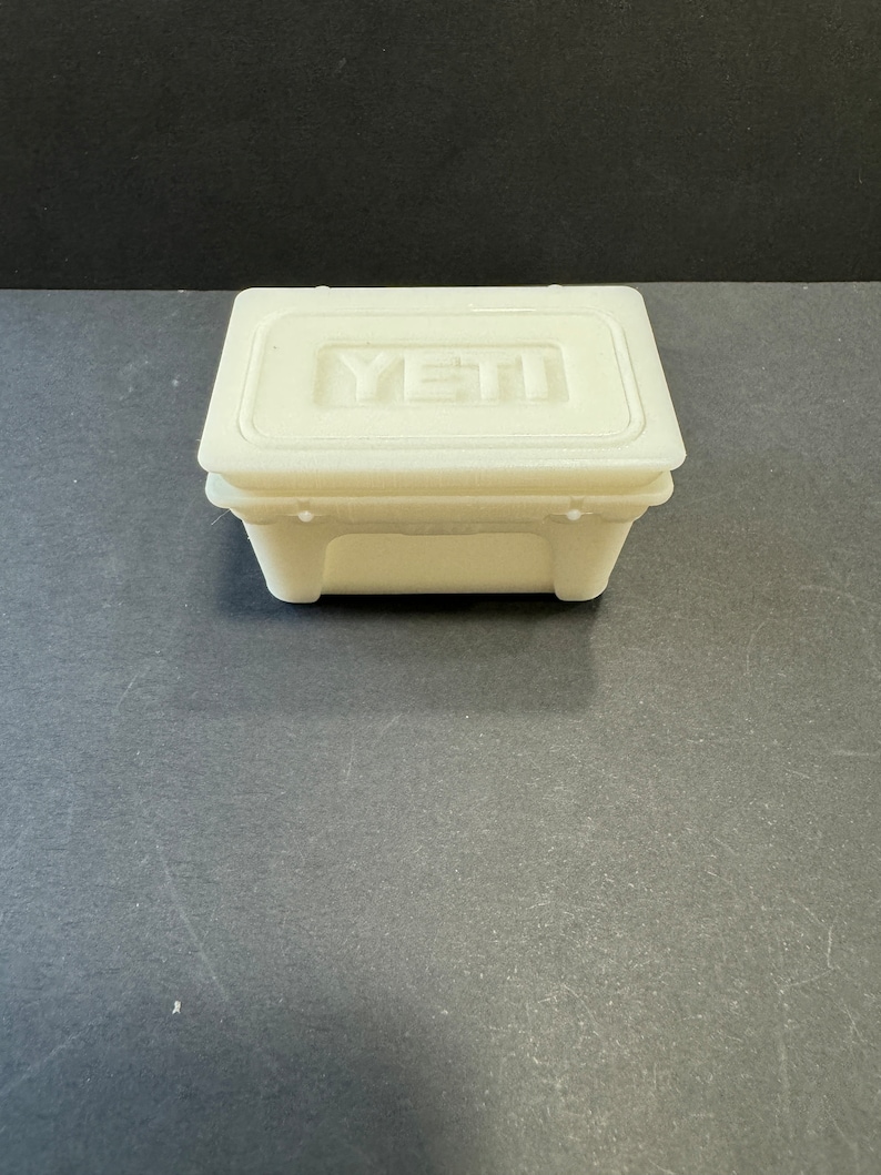 Kit de hielera estilo Yeti a escala 1:24 * Miniatura de casa de muñecas * Calibre G * Impreso en 3D * ShopMiniDecorandMore * Diorama * Tren modelo * Media escala imagen 1