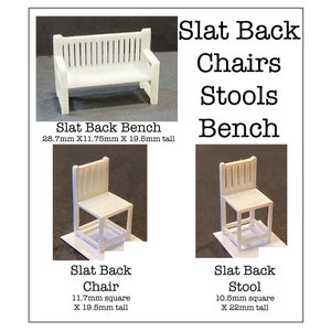 Könnte beinhalten: Weiße Lattenrückenbank, Stuhl und Hocker. Die Bank ist 28,7 cm lang, 11,75 cm breit und 19,5 cm hoch. Der Stuhl ist 11,7 cm quadratisch und 19,5 cm hoch. Der Hocker ist 10,5 cm quadratisch und 22 cm hoch.