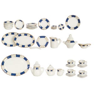 Può includere: Una collezione di stoviglie in miniatura in porcellana bianca con rifiniture blu e oro. Il set include piatti, ciotole, tazze, piattini, una teiera, una lattiera e una zuccheriera. Design classico ed elegante.